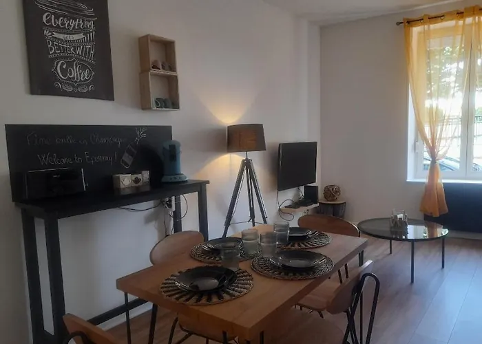 Escapade En Champagne Moments Conviviaux Entre Amis, Famille